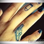 tetováló pisztoly az ujján - fotó a kész tetoválásról 01092016 5124 tatufoto.ru
