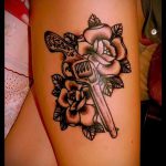 tetováló pisztoly rózsákkal - fotó a kész tetoválásról 01092016 4138 tatufoto.ru