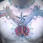 tetováló fegyverek a mellkason - fotó a kész tetoválásról 01092016 1170 tatufoto.ru