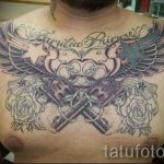 tetováló fegyverek a mellkason - fotó a kész tetoválásról 01092016 3172 tatufoto.ru