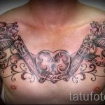 tetováló fegyverek a mellkason - fotó a kész tetoválásról 01092016 5174 tatufoto.ru