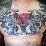 tetováló fegyverek a mellkason - fotó a kész tetoválásról 01092016 6175 tatufoto.ru