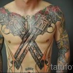 tetováló fegyverek a mellkason - fotó a kész tetoválásról 01092016 7176 tatufoto.ru