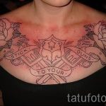 tetováló fegyverek a mellkason - fotó a kész tetoválásról 01092016 9178 tatufoto.ru