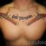tetováló fegyverek a mellkason - fotó a kész tetoválásról 01092016 11180 tatufoto.ru