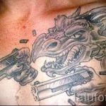 tetováló fegyverek a mellkason - fotó a kész tetoválásról 01092016 12181 tatufoto.ru
