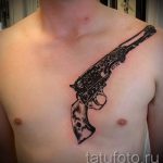 tetováló fegyverek a mellkason - fotó a kész tetoválásról 01092016 14183 tatufoto.ru