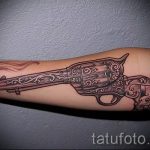 fegyvertetoválás a csuklóján - egy fotó a kész tetoválásról 01092016 1005 tatufoto.ru
