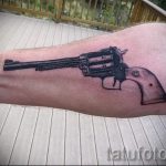 fegyvertetoválás a csuklóján - egy fotó a kész tetoválásról 01092016 2006 tatufoto.ru