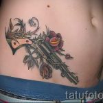 Pistolen -Tattoo auf dem Bauch - ein Foto des fertigen Tätowierung 01092016 1012 tatufoto.ru
