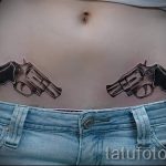 Pistolen -Tattoo auf dem Bauch - ein Foto des fertigen Tätowierung 01092016 2013 tatufoto.ru