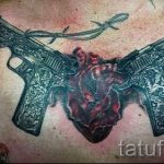 Pistolen -Tattoo auf der Brust - ein Foto des fertigen Tätowierung 01092016 1014 tatufoto.ru