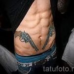 pistolets de tatouage sur le ventre - une photo du tatouage fini 01092016 2024 tatufoto.com