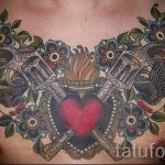 pistolets de tatouage sur sa poitrine - une photo du tatouage fini 01092016 1025 tatufoto.com