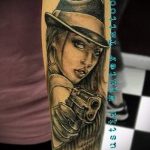 Tattoo -Mädchen mit einer Pistole - ein Foto des fertigen Tätowierung 01092016 1051 tatufoto.ru
