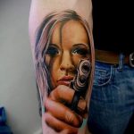 Tattoo -Mädchen mit einer Pistole - ein Foto des fertigen Tätowierung 01092016 2052 tatufoto.ru