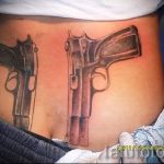 Tattoo -Pistole an der Hüfte - ein Foto des fertigen Tätowierung 01092016 1053 tatufoto.ru