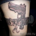 Tattoo -Pistole auf seinem Bein - ein Foto des fertigen Tätowierung 01092016 1055 tatufoto.com