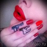 Tattoo -Pistole auf seinem Finger - ein Foto des fertigen Tätowierung 01092016 1056 tatufoto.ru