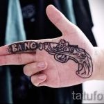 Tattoo -Pistole in seiner Hand - ein Foto des fertigen Tätowierung 01092016 1059 tatufoto.ru