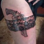 Tattoo -Strumpfband mit Pistole - Foto des fertigen Tätowierung 01092016 1062 tatufoto.ru