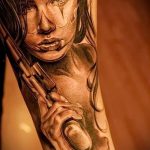 tetováló lány pisztollyal - fotó a kész tetoválásról 01092016 2076 tatufoto.ru