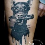 Doberman tetoválás pisztollyal - fotó a kész tetoválásról 01092016 1082 tatufoto.ru