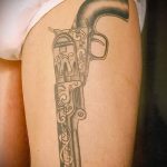 fegyvertetoválás a combon - fotó a kész tetoválásról 01092016 2091 tatufoto.ru