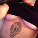 Lány a mellkas tetoválása alatt - példák a tetoválásokra az 16012016 fotókon 12