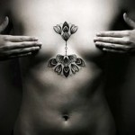 Lány a mellkas tetoválása alatt - példák a tetoválásokra az 16012016 fotókon 13