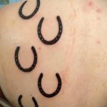 fotó példa egy patkó tetoválásra 2020.02.02. №352 -patkó tetoválás