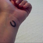 fotó példa egy patkó tetoválásra 2020.02.02 №337 -patkó tetoválás -