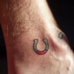 fényképes példa egy patkótetoválásra 2020.02.02. №334 -patkó tetoválás