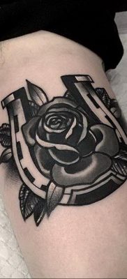 fényképes példa egy patkótetoválásra 2020.02.02. №339 -patkó tetoválás