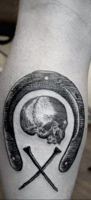 fényképes példa egy patkótetoválásra 2020.02.02. №331 -patkó tetoválás