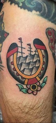 fotó példa egy patkó tetoválásra 2020.02.02. №320 -patkó tetoválás