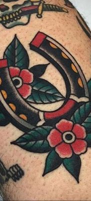 fényképes példa egy patkótetoválásra 2020.02.02. №306 -patkó tetoválás