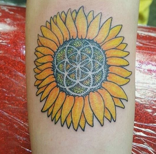 Catherine Jackson tetovaža suncokreta na ruci