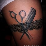 Harisnyakötő tetoválás a fotón és olló fésűvel - tetoválás fodrásznak