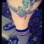 Fotó tetovált harisnyakötővel egy lány számára 10