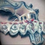 Fotó tetoválás fehér harisnyakötő és kicsi - női pisztoly