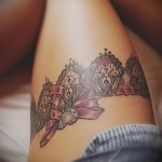 Fotó a harisnyakötő tetoválásról és a kavicsos íjról