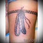 Fotó egy harisnyakötő és két toll tetoválás