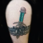 Fotó egy harisnyakötő tetoválásról és egy rövid tőről