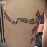 Fotó a harisnyakötő tetoválásról és a masnival készült jegyzetekről