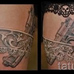 Fotó egy harisnyakötő tetoválásról és egy fegyverről - fehér tetoválás