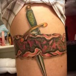 Fotó egy harisnyakötő tetoválásról és egy éles tőről