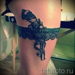 Fotó egy harisnyakötő tetoválásról és egy revolverről feliratokkal