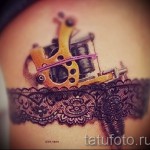 Fotó harisnyakötő tetoválás és tetováló gép