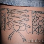 Fotó tetováló harisnyakötő és fűzés íjjal és szívvel